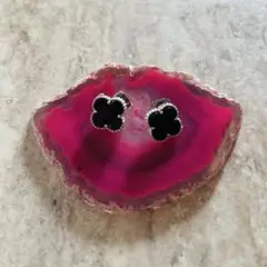 クローバー型 黒色ピアス 花型