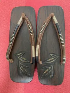 葉の彫刻入り木製下駄