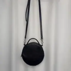 円形ブラックショルダーバッグ