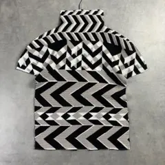 me ISSEY MIYAKE 幾何学柄プリーツハイネックブラウス 総柄のサムネイル