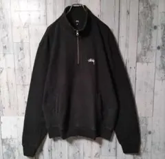 ステューシー　ワンポイント刺繍ロゴ ハーフジップスウェット