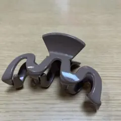 ベージュ 波状ヘアクリップ