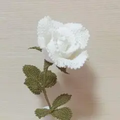 『純白色薔薇１本』枯れない花。レース編み。かぎ針編み。あみぐるみ。編み物。バラ