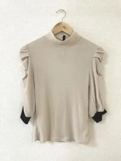 ベージュ リブ編み ハイネック パフスリーブ トップス