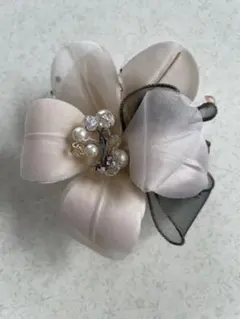 エレガントな花モチーフのブローチ