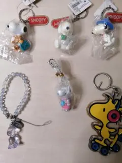 スヌーピーキーホルダー袋入り4体、黄色１体、ブレスレット1体