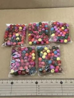 ウッドビーズ　カラフルくるくるライン？　5袋セット
