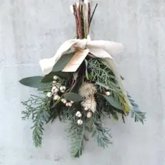 38.フレッシュグリーンとドライフラワーのクリスマススワッグ　30cm　ユーカリ