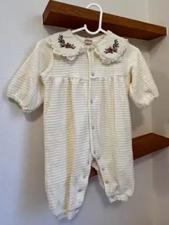 お花の刺繍がかわいいロンパース