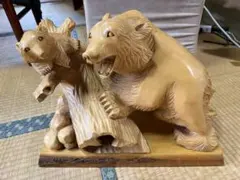 クマと子クマの木彫り彫刻
