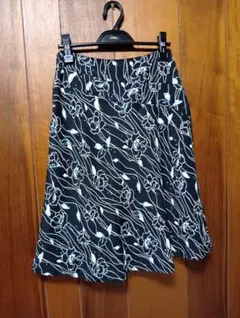 KUMIKYOKU 黒と白の花柄 フレアスカート ３