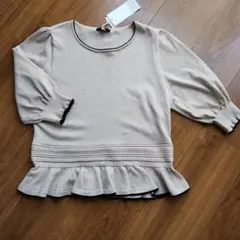 新品TO BE CHIC ベージュ フリル裾 プルオーバー40
