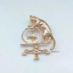 【G22】ゴールドのネコと金魚鉢のブローチ　アンティーク調　北欧風　レトロ　猫