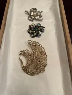 ブローチセット 3点 孔雀、アンティーク宝石、パールが花の中心にあるシルバー