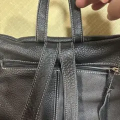 レザー 好きな方必見❣️高級レザーバック黒 ！かさばらずおしゃれな背中に！