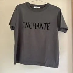 SIMPLICITE ENCHANTE ロゴTシャツ グレーのサムネイル