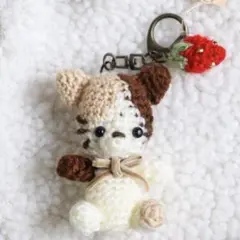 ちょうだいポーズの三毛猫　ハート模様　あみぐるみ　ストラップ ちょうだいポーズの三毛猫 ハート模様 あみぐるみ ストラップ