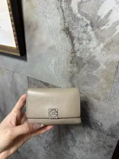 ロエベ アナグラム バーティカル ウォレット スモール レザー 三つ折り財布