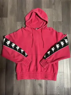 ピンク フード付き パーカー 袖ロゴ