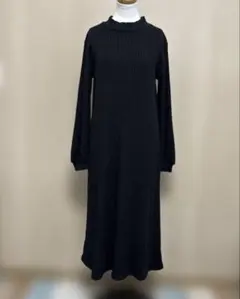 黒いリブ編み長袖ニットワンピース