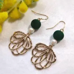 ハンドメイドピアス　3141　　　　フロッキービーズと透かしチャーム