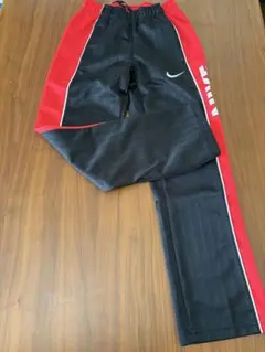 キッズ　NIKE ジャージ 黒/赤　130-140cm パンツのみ