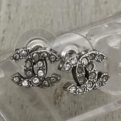 【極美品】CHANEL CCロゴラインストーンピアス 箱・カメリア付き 極美品】CHANEL CCロゴラインストーンピアス 箱・カメリア付き - メルカリ