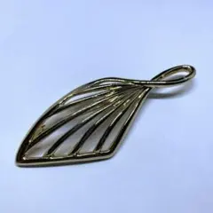 リーフ型ゴールドブローチ