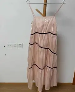 ピンクのパール調ストラップドレス