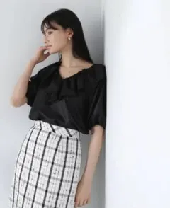 Vネックラッフルブラウス NATURAL BEAUTY BASIC