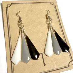 揺れる 黒 白 グレー レジン３色ピアス ハンドメイド イヤリング変更可能