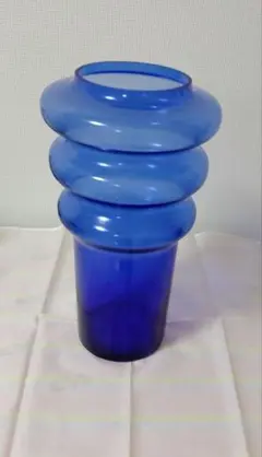 波状デザインの青いガラス花瓶