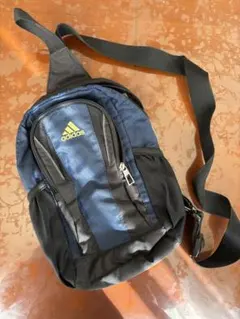adidas ネイビー スリングバッグ