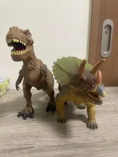 恐竜フィギュアセット ティラノサウルス トリケラトプス