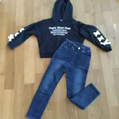 フード付きトレーナーとスキニーパンツセット