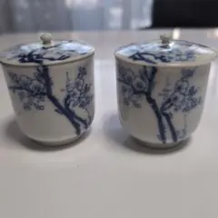 梅の模様が青く描かれた有田焼の蓋付き容器　2個