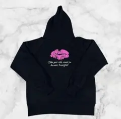 Radyフード付きパーカー 黒 ピンクリッププリント キスマーク