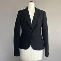 黒のテーラードジャケットのサムネイル