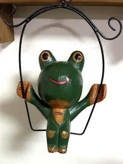 可愛いカエル　ブランコに乗ったカエルの木製ハンギングオブジェ