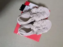 新品未使用タグつきNIKE ウィメンズ エア マックス ココ サンダル ベージュのサムネイル