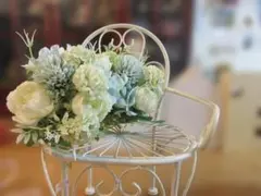 緑と白の造花アレンジメント