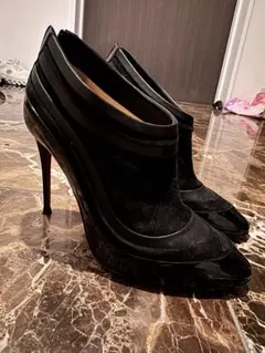 黒のアンクルブーツ 高ヒール