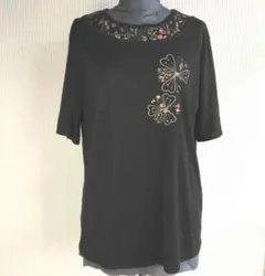 プリント切り替え　花のラインストーン付きアップリケ　黒 半袖Tシャツのサムネイル