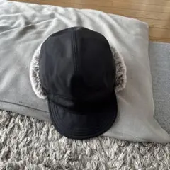 黒いファー付きフライトキャップ