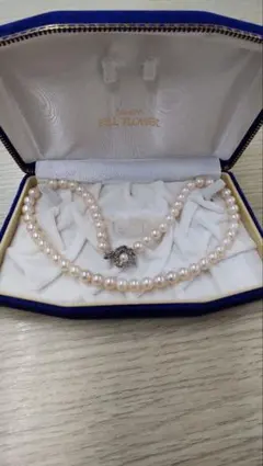 ホワイトパールネックレス 花モチーフクラスプ