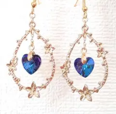 クリスタルハートとフラワーリースのゆらゆらピアス　モンタナブルー　ギャラクシー