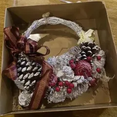 クリスマスリース 松ぼっくり 赤い装飾付き