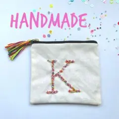 カラフルビーズのイニシャル刺繍のポーチ K