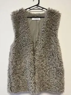 ベージュ ファーノースリーブジャケットのサムネイル