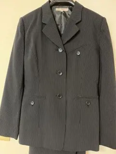 ビジネススーツ 黒と白のストライプ パンツとスカート上下3点セット。新品未使用。
